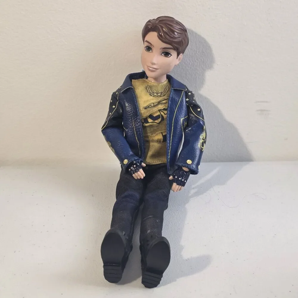 Hasbro Disney Descendants 2 Isle Of The Lost King Ben Auradon Prep EUC Clothes